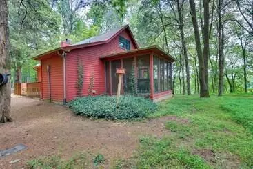 Mökkimajoitus Serene Cabin W/ Riverfront Views & Access!