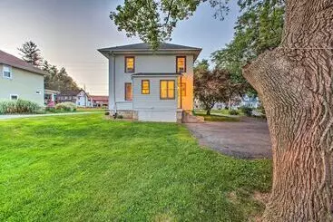 Mökkimajoitus Whimsical Lancaster House W/porch, Near Amish Farm