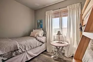 Mökkimajoitus Deluxe Waterford Home W/ Views, Outdoor Bar & More