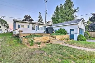 Mökkimajoitus East Tawas Cabin W/ Lake Huron Access & Views