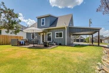 Dom wiejski Granbury Home W/ Hot Tub & Furnished Patio!