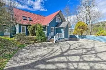 Mökkimajoitus Deck + Lake Views: Grand Glenville Retreat