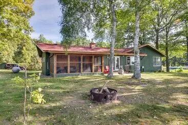 Mökkimajoitus Lakefront Walker Home W/ Boat Dock & Lift!