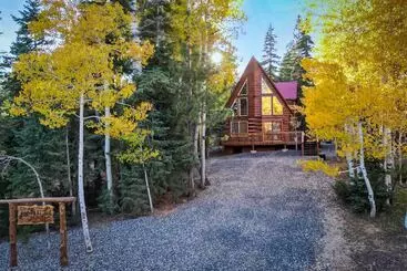 Mökkimajoitus Hike, Bike & Ski: Duck Creek Village A Frame!