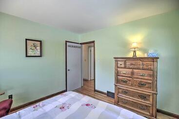 コテージ Quaint Creekside Home W/ Spacious Deck & Yard