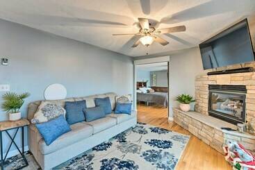 کلبه Riverfront Rockford Home W/ Fire Pit & Deck!