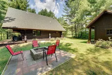 Mökkimajoitus Secluded Log Cabin In Nw Michigan: Hot Tub & Deck
