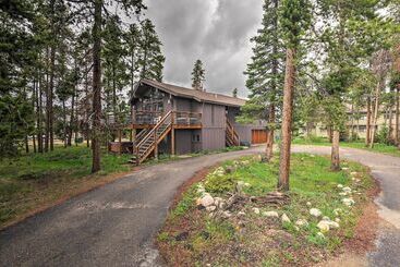 کلبه Sprawling Fraser Cabin W/ Private Hot Tub & Deck!