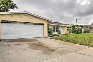 Landhus Bradenton Home W/ Beautiful Yard: 4 Mi To Downtown