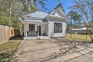 コテージ Cozy Livingston House W/ Fenced Yard + Patio!
