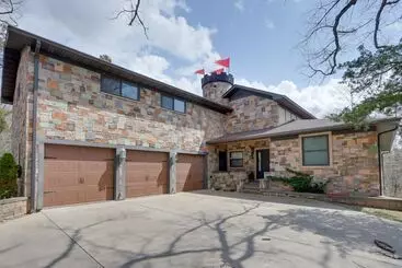 Mökkimajoitus Dragon Castle  W/ Secret Passage, Dock, & Hot Tub