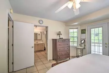 Mökkimajoitus Forested Tamassee Escape W/ Screened Porch!