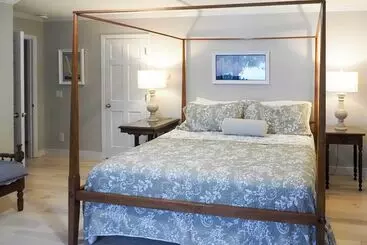 Mökkimajoitus Idyllic Suttons Bay Home W/ 500  Of Waterfront