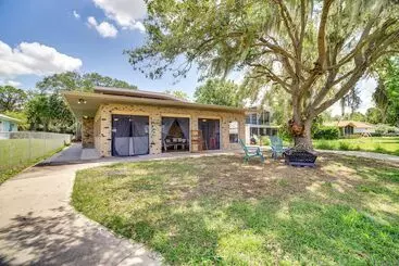コテージ Lake Francis Lily Pad Home W/ Hot Tub & Dock!