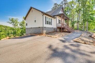 Gîte Rural Lake Keowee Getaway: Boat Dock, Deck, Grill!