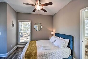 קוטג'' Lake Keowee Getaway: Boat Dock, Deck, Grill!