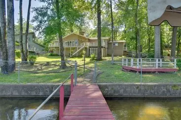 Mökkimajoitus Deck, Dock & Resort Amenities: Home In Hot Springs