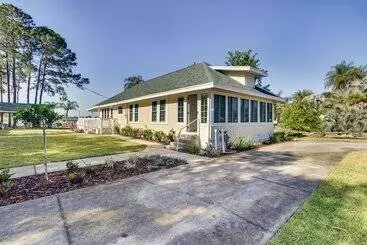 Dom wiejski Lakefront Tavares Home W/ Deck, Patio & Dock!