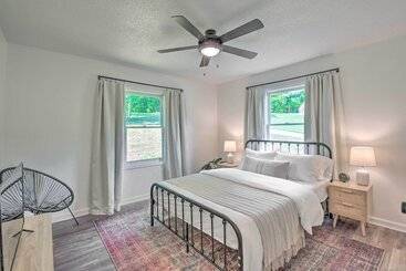 קוטג'' Lakefront Townville Gem W/ Boat Dock & Kayaks