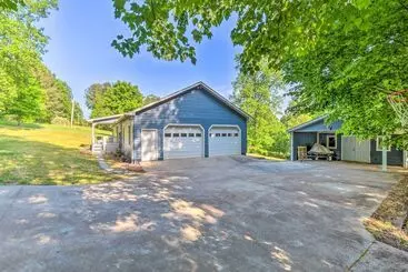 Mökkimajoitus Lakefront Townville Gem W/ Boat Dock & Kayaks