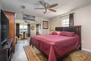 بيت ريفى Lakefront Home W/ Screened Porch & Grill