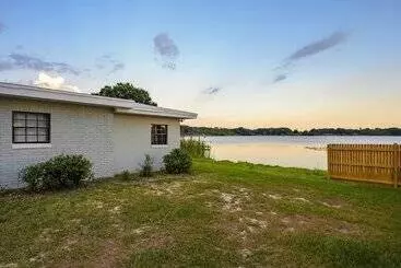 کلبه Lakefront Home W/ Screened Porch & Grill