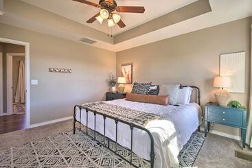 קוטג'' Ozark Home: Pool Access, Deck & Fenced Yard