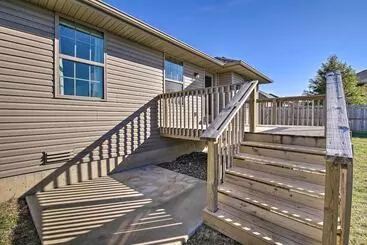 Mökkimajoitus Ozark Home: Pool Access, Deck & Fenced Yard