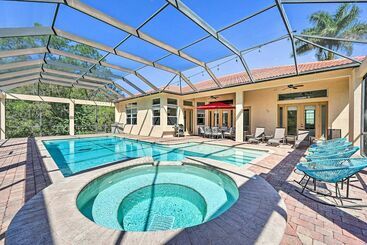 Dom wiejski Naples Villa: Backyard Oasis W/ Private Pool!