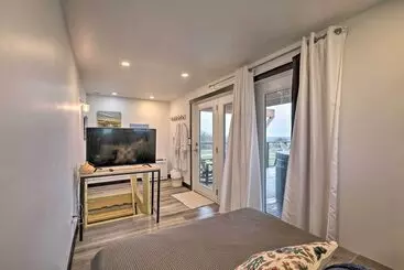 Mökkimajoitus One Of A Kind Container Home On Mount Vernon Farm!