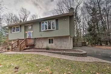 Mökkimajoitus 3 Mi To Kalahari: Pocono Mountain Home W/ Fire Pit