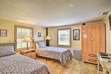 Dom wiejski St Johns River Canal Home W/ Grill!