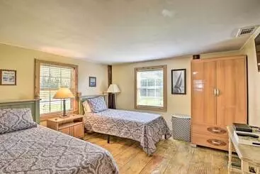 Mökkimajoitus St Johns River Canal Home W/ Grill!