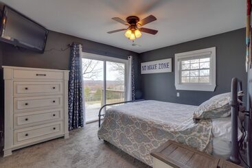 بيت ريفى Table Rock Lake Home   Fire Pit & Lake Views!