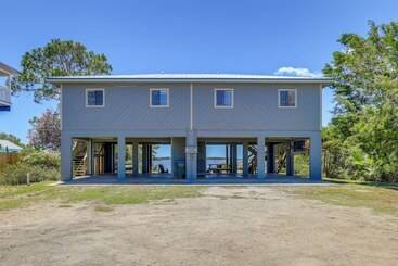 Hus på landet Waterfront Cedar Key Duplex Home: Grill & Dock!