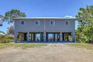 Vakantiehuisje Waterfront Cedar Key Duplex Home: Grill & Dock!