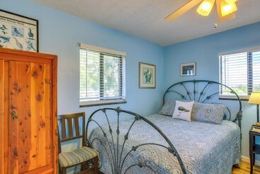 Dom wiejski Waterfront Cedar Key Duplex Home: Grill & Dock!