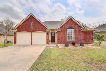 Hus på landet Airy Georgetown Home W/ Fire Pit!
