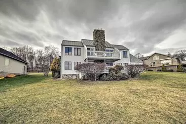 コテージ Alpine Lake Resort Home: Stunning Lake Views!