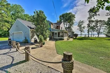 Mökkimajoitus Bayfront Blounts Creek Home: Private Beach + Dock!