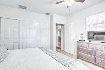 بيت ريفى Canalfront Family Home W/ Boat Dock & Games!