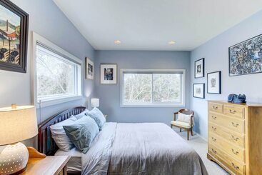 بيت ريفى Charming Bayview Art House With Deck & Grill!