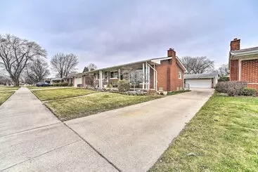 Mökkimajoitus Detroit Home W/ Pool & Yard, 15 Mi To Downtown!