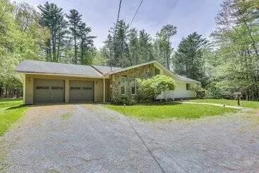 コテージ Charming Swan Lake Apartment W/ Deck!