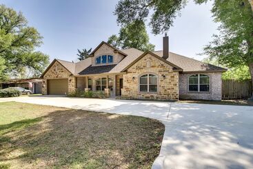 Casa Rural Chic Texas Abode W/ Patio & Fenced In Yard!