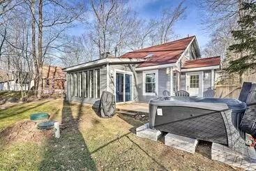 Mökkimajoitus Hot Tub, Fire Pit & Game Room: Tobyhanna Home!