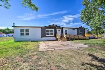 Mökkimajoitus Family Friendly Madill Home: Peaceful Setting