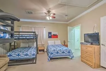 Mökkimajoitus Lake Travis Home W/ Deck: Steps To 2 Story Dock!