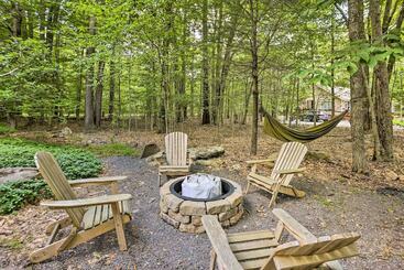 Сельский дом Peaceful Poconos Hideaway: Grill + Fire Pit!