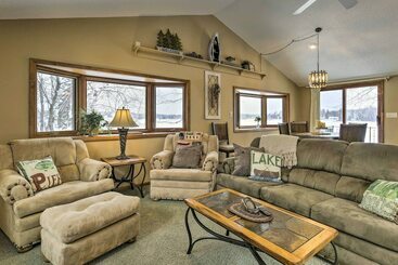 بيت ريفى Phillips Cabin W/ Lake Views & Private Dock!